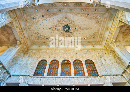 KASHAN, IRAN - Oktober 22, 2017: Die floralen Mustern der geschnitzten Stuck und fein mirrorwork an der Decke und den Wänden der Sommerterrasse in Tabatabaei Hou Stockfoto