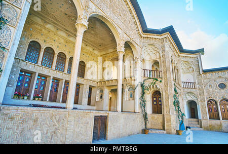 KASHAN, IRAN - Oktober 22, 2017: Die schlanken Säulen stützen die Decke der Sommerterrasse der Tabatabaei Haus, mit geschnitzten Gips Patt eingerichtet Stockfoto