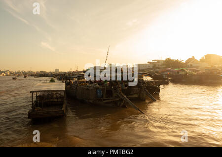 Voll Atmosphäre in der Cai Rang Floating Market, Gruppe Menschen mit Tätigkeit auf Bauernmarkt von Mekong Delta River Stockfoto