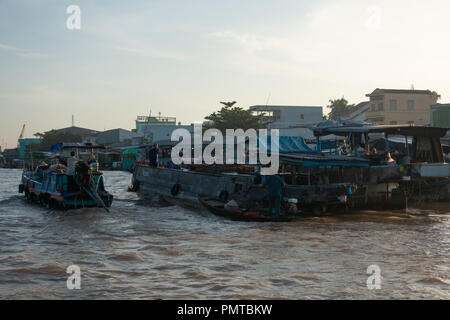 Voll Atmosphäre in der Cai Rang Floating Market, Gruppe Menschen mit Tätigkeit auf Bauernmarkt von Mekong Delta River Stockfoto