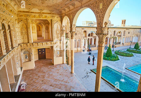 KASHAN, IRAN - Oktober 22, 2017: Die Sommer Terrasse von Tabatabaei Haus mit verzierten Spiegel und Stuckverzierungen, schlanken Säulen und einen Blick auf die Quelle Stockfoto