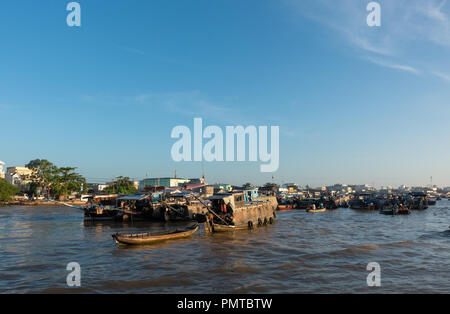 Voll Atmosphäre in der Cai Rang Floating Market, Gruppe Menschen mit Tätigkeit auf Bauernmarkt von Mekong Delta River Stockfoto