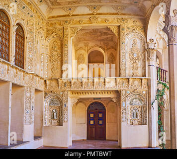 KASHAN, IRAN - Oktober 22, 2017: Die mirrorwork und Gips Schnitzereien im Inneren der Sommerterrasse der Tabatabaei Haus, am 22. Oktober in Kashan. Stockfoto