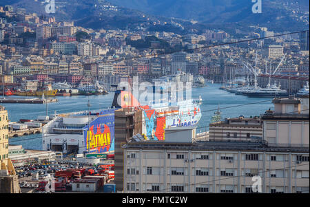 Genua, Italien - 18. Januar 2018: Genova mit Blick auf den Hafen mit seinen angelegten Fähre Schiff. Die Nuraghen ist eines der größten Fährschiffe, die in Europa. Buil Stockfoto