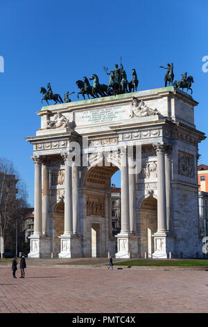 Mailand, Italien - Januar 19, 2018: die Menschen in der Nähe von white Triumphbogen Porta Sempione Sempione Tor oder Spaziergang ist ein Stadttor von Mailand, Italien. Vertikale Foto Stockfoto