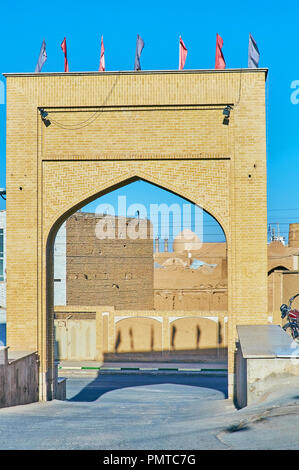 Die malerische brick Gate vor Viertel mit historischen Villen, Kashan, Iran. Stockfoto