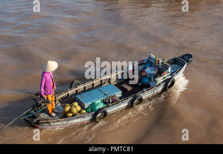 Voll Atmosphäre in der Cai Rang Floating Market, Gruppe Menschen mit Tätigkeit auf Bauernmarkt von Mekong Delta River Stockfoto