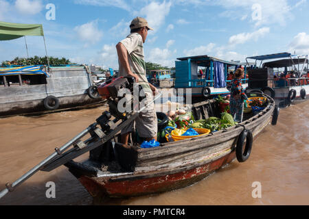 Voll Atmosphäre in der Cai Rang Floating Market, Gruppe Menschen mit Tätigkeit auf Bauernmarkt von Mekong Delta River Stockfoto