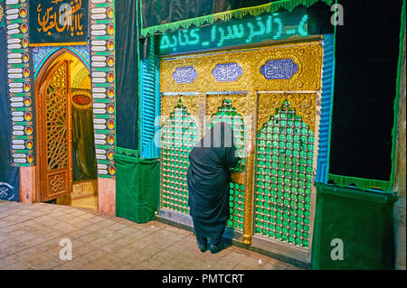 KASHAN, IRAN - Oktober 22, 2017: Die Schiitisch-muslimischen Frau betet am Mausoleum in Grand Bazaar Gebäude, das am 22. Oktober in Kashan. Stockfoto
