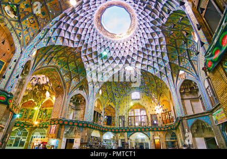 KASHAN, IRAN - Oktober 22, 2017: Das Licht Loch in reich verzierten Kuppel des Timche-ye Amin od-Douleh (Aminoddole Karawanserei) Halle der Grand Bazaar, Oktober Stockfoto