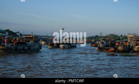 Voll Atmosphäre in der Cai Rang Floating Market, Gruppe Menschen mit Tätigkeit auf Bauernmarkt von Mekong Delta River Stockfoto