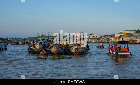 Touristen, Menschen kaufen und verkaufen Lebensmittel, Gemüse, Obst auf dem Schiff, Boot, Schiff in Cai Rang schwimmenden Markt, Mekong Fluss, Can Tho, Vietnam Stockfoto