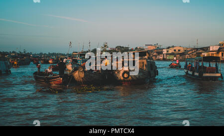 Voll Atmosphäre in der Cai Rang Floating Market, Gruppe Menschen mit Tätigkeit auf Bauernmarkt von Mekong Delta River Stockfoto