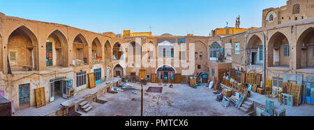 KASHAN, IRAN - 22. Oktober 2017: Im Innenhof der alten Karawanserei mit Lager von Grand Bazaar speichert, die antike Möbel stehen in Th Stockfoto