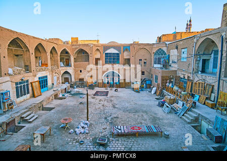 KASHAN, IRAN - Oktober 22, 2017: Das antike Stücke im Hof des Grand Bazaar, lokale Händler haben ihre Werkstätten und Lagerhallen hier, auf Okt Stockfoto