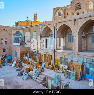 KASHAN, IRAN - Oktober 22, 2017: Der aus Holz geschnitzte Türen, alte Fensterrahmen, große Amphoren für Wasser im Innenhof der alten Karawanserei in Grand Bazaar Stockfoto