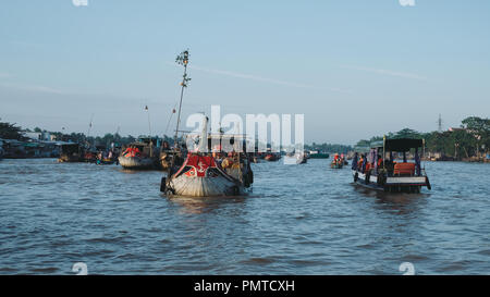 Touristen, Menschen kaufen und verkaufen Lebensmittel, Gemüse, Obst auf dem Schiff, Boot, Schiff in Cai Rang schwimmenden Markt, Mekong Fluss, Can Tho, Vietnam Stockfoto