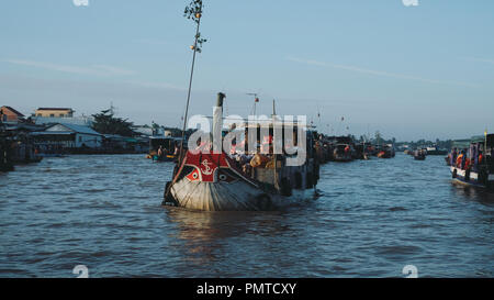 Voll Atmosphäre in der Cai Rang Floating Market, Gruppe Menschen mit Tätigkeit auf Bauernmarkt von Mekong Delta River Stockfoto