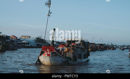 Voll Atmosphäre in der Cai Rang Floating Market, Gruppe Menschen mit Tätigkeit auf Bauernmarkt von Mekong Delta River Stockfoto