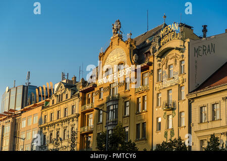 Prag - 21. August: Wenzelsplatz ist voll von modernistischen Gebäude, 21. August 2015 in Prag, Tschechische Republik Stockfoto