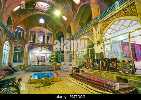 KASHAN, IRAN - Oktober 22, 2017: Der Teppich Geschäfte im mittelalterlichen Karawanserei von Grand Bazaar, mit muqarnas Kuppel verziert und bemalt Arabesken, auf Oc Stockfoto
