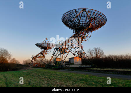 Mullard Radio Astronomy Observatiory an den Lords Brücke, Barton Cambridgeshire, zwei der 1,6-Antenne, jetzt stillgelegten Stockfoto