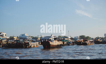 Voll Atmosphäre in der Cai Rang Floating Market, Gruppe Menschen mit Tätigkeit auf Bauernmarkt von Mekong Delta River Stockfoto