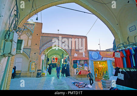 KASHAN, IRAN - Oktober 22, 2017: Zu Fuß die engen Gassen von Grand Bazaar, genießen Sie lokale Handel Traditionen, wählen Sie die Geschenke und Souvenirs aus Kashan Stockfoto