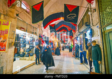 KASHAN, IRAN - Oktober 22, 2017: Muhharam Flags in der Langen Gasse von Grand Basar mit Gewand und Zubehör Stände auf beiden Seiten, am 22. Oktober in K Stockfoto