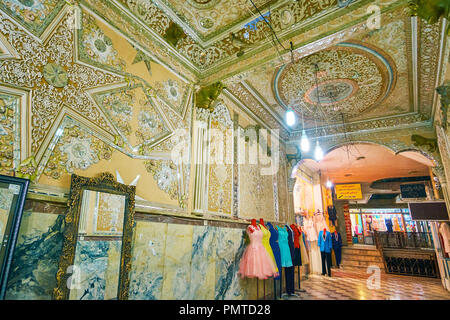 KASHAN, IRAN - Oktober 22, 2017: Die malerische Korridor in Kleidungsstück Abteilung der Großen Basar mit floralen und stellar Muster von geschnitzten Stuck und fein Stockfoto