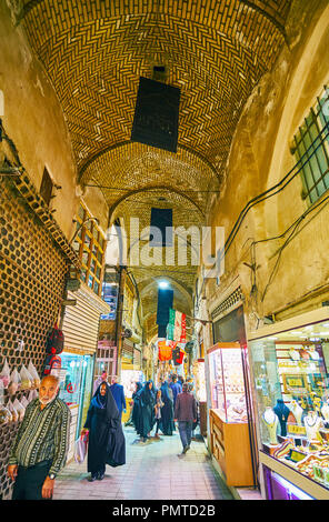 KASHAN, IRAN - Oktober 22, 2017: Die engen überfüllten Korridor von Schmuck Abteilung der Großen Basar mit Beleuchtung showboxes der lokalen Geschäfte, Oktober Stockfoto