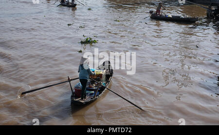 Vietnamesische Frau mit konischen Hut kaufen und auf Schiff, Boot verkaufen, Schiff im Cai Rang Floating Market am Mekong Fluss Stockfoto