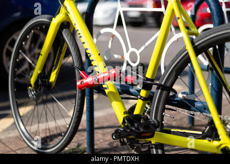 Fahrrad mit Rahmen U lock und cablel, Fahrradständer gesichert montiert Stockfoto