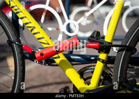 Fahrrad mit Rahmen U lock und cablel, Fahrradständer gesichert montiert Stockfoto