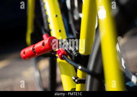 Fahrrad mit Rahmen U lock und cablel, Fahrradständer gesichert montiert Stockfoto