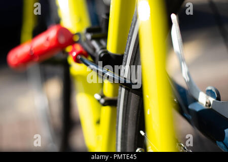 Fahrrad mit Rahmen U lock und cablel, Fahrradständer gesichert montiert Stockfoto