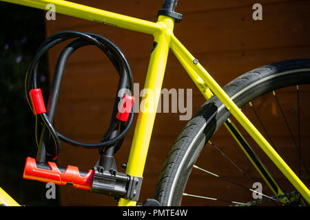 Fahrrad mit Rahmen U Schloss und Kabel montiert. Stockfoto