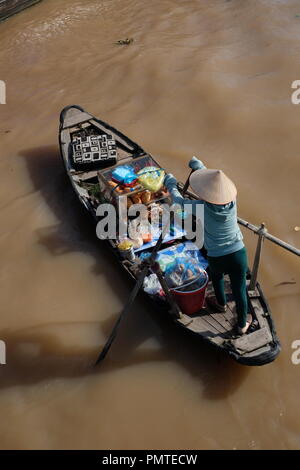 Vietnamesische Frau mit konischen Hut kaufen und auf Schiff, Boot verkaufen, Schiff im Cai Rang Floating Market am Mekong Fluss Stockfoto