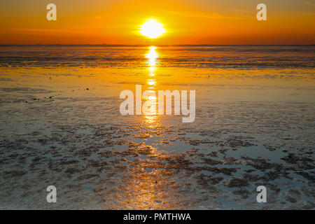 Sonnenuntergang im Watt der Nordsee - in der Nähe von Greetsiel fotografiert, Deutschland Stockfoto