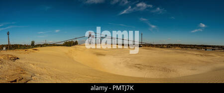 Panoramablick auf Sand Steinbruch mit spezieller Mechanismus für den Bergbau gelber Bausand, riesige sand wüste nach einem hydraulischen Wellen, Anthropogenen Stockfoto