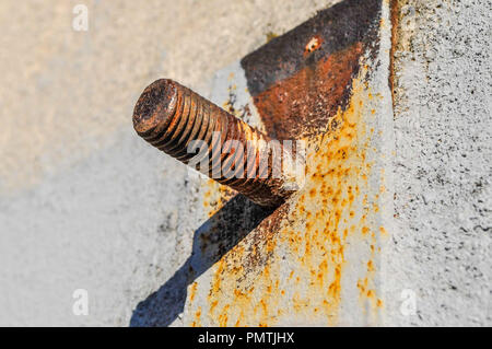 Rostiges Metall Element auf der Wand aus Gips Stockfoto