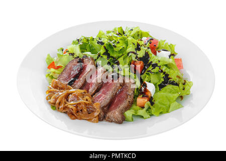 Salat mit Roastbeef mit marinierten Zwiebeln und Balsamico, Soße auf Platte, weiß isoliert Hintergrund der Seite. Für das Menü, Restaurant, Bar, Stockfoto