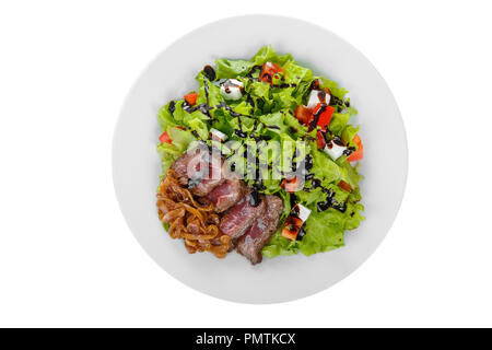 Salat mit Roastbeef mit marinierten Zwiebeln und Balsamico, Soße auf Platte, weiß isoliert Hintergrund, Ansicht von oben, für das Menü, Restaurant Stockfoto