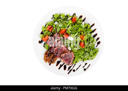 Salat mit Roastbeef mit marinierten Zwiebeln und Balsamico, Soße auf Platte, weiß isoliert Hintergrund, Ansicht von oben, für das Menü, Restaurant Stockfoto