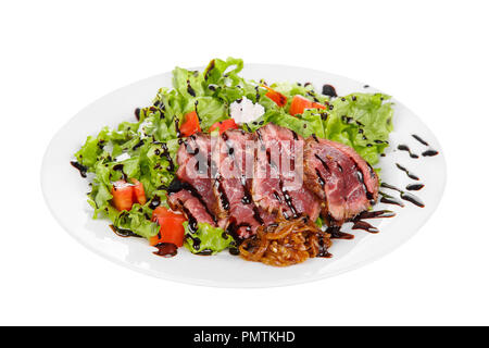 Salat mit Roastbeef mit marinierten Zwiebeln und Balsamico, Soße auf Platte, weiß isoliert Hintergrund der Seite. Für das Menü, Restaurant, Bar, Stockfoto