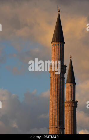 Minarette bei Sonnenuntergang. "Die Kirche der Heiligen Weisheit", die Hagia Sophia Basilika/Moschee/Museum, Istanbul, Türkei. Stockfoto