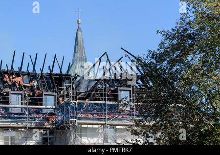 Rottenbuch, Bayern. 19 Sep, 2018. Der Turm der ehemaligen Stiftskirche Mariä Geburt kann hinter dem Ausgebrannten Dachstuhl des Rottenbuch Kloster gesehen werden. Nach einem Brand in der Nacht in der Dachstuhl des historischen Rottenbuch Kloster, gehen Experten davon aus Schäden in Millionenhöhe. Credit: Matthias Balk/dpa/Alamy leben Nachrichten Stockfoto