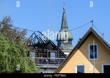 Rottenbuch, Bayern. 19 Sep, 2018. Der Turm der ehemaligen Stiftskirche Mariä Geburt kann hinter dem Ausgebrannten Dachstuhl des Rottenbuch Kloster gesehen werden. Nach einem Brand in der Nacht in der Dachstuhl des historischen Rottenbuch Kloster, gehen Experten davon aus Schäden in Millionenhöhe. Credit: Matthias Balk/dpa/Alamy leben Nachrichten Stockfoto