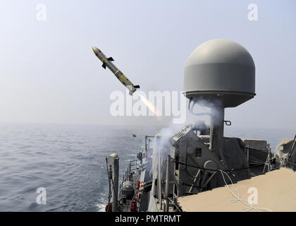 September 16, 2018 - arabischen Golf - arabischen Golf (Sept. 16, 2018) ein MK-60 Griffin Oberfläche-zu-Rakete gestartet wird von der Küstenwache Schiff USS Thunderbolt (PC 12). Schiffe der US-Flotte 5. Task Force 55 angeschlossen sind die Durchführung von Raketen und Naval gun Übungen gegen hohe Geschwindigkeit manövrieren Ziele ihre Fähigkeit minensuchbooten und andere Coastal Patrol Schiffe zu verteidigen. 5. US-Flotte und Koalition sind die Teilnahme an zahlreichen Übungen als Teil des größeren Theater Counter Mine und Maritime Sicherheit maritime Übung der Stabilität und der Sicherheit in den USA Centr zu gewährleisten Stockfoto