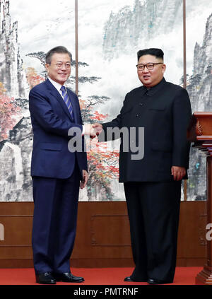 (180919) - pjöngjang, Sept. 19, 2018 (Xinhua) - Kim Jong Un (R), Führer der Demokratischen Volksrepublik Korea (DVRK), schüttelt Hände mit südkoreanischen Präsidenten Moon Jae-in nach einer gemeinsamen Pressekonferenz in Pjöngjang, in der Demokratischen Volksrepublik Korea, Sept. 19, 2018. Die beiden einigten sich die Staats- und Regierungschefs am Mittwoch militärischen Spannungen zu beenden und versuchen Sie vollständige Denuklearisierung der koreanischen Halbinsel zu erreichen. (Xinhua / pjöngjang Pressekorps) (Hy) Stockfoto